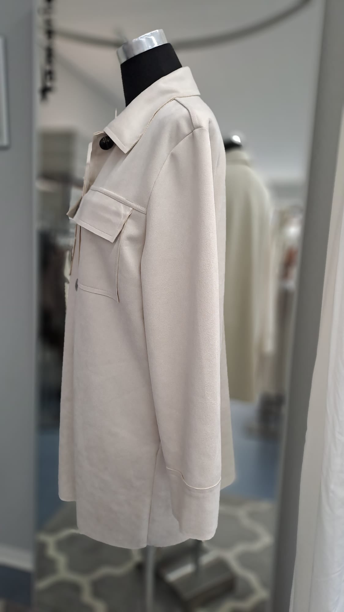 Lange Jacke Hellbeige in Wildlederoptik - Charme Mode 6992 - Detail Amrlänge