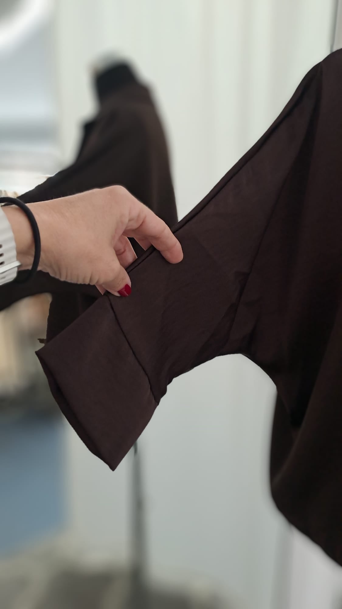 Satinbluse Mocca | Reverskragen & Knopfleiste | SM Youngfashion 6903 - Detailansicht Arm