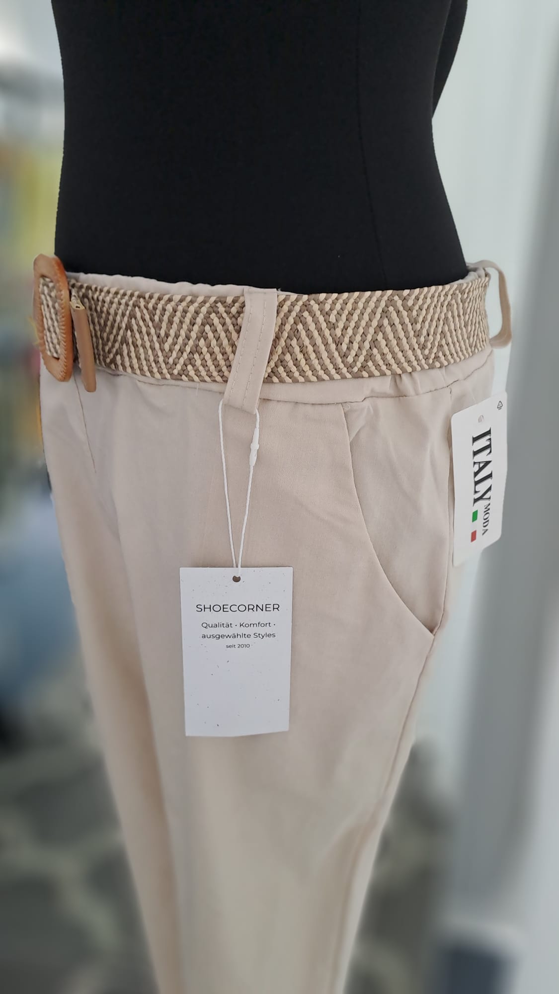 Damenhose Beige mit Flechtgürtel – SM Youngfashion 6916 - Detailansicht Taschen