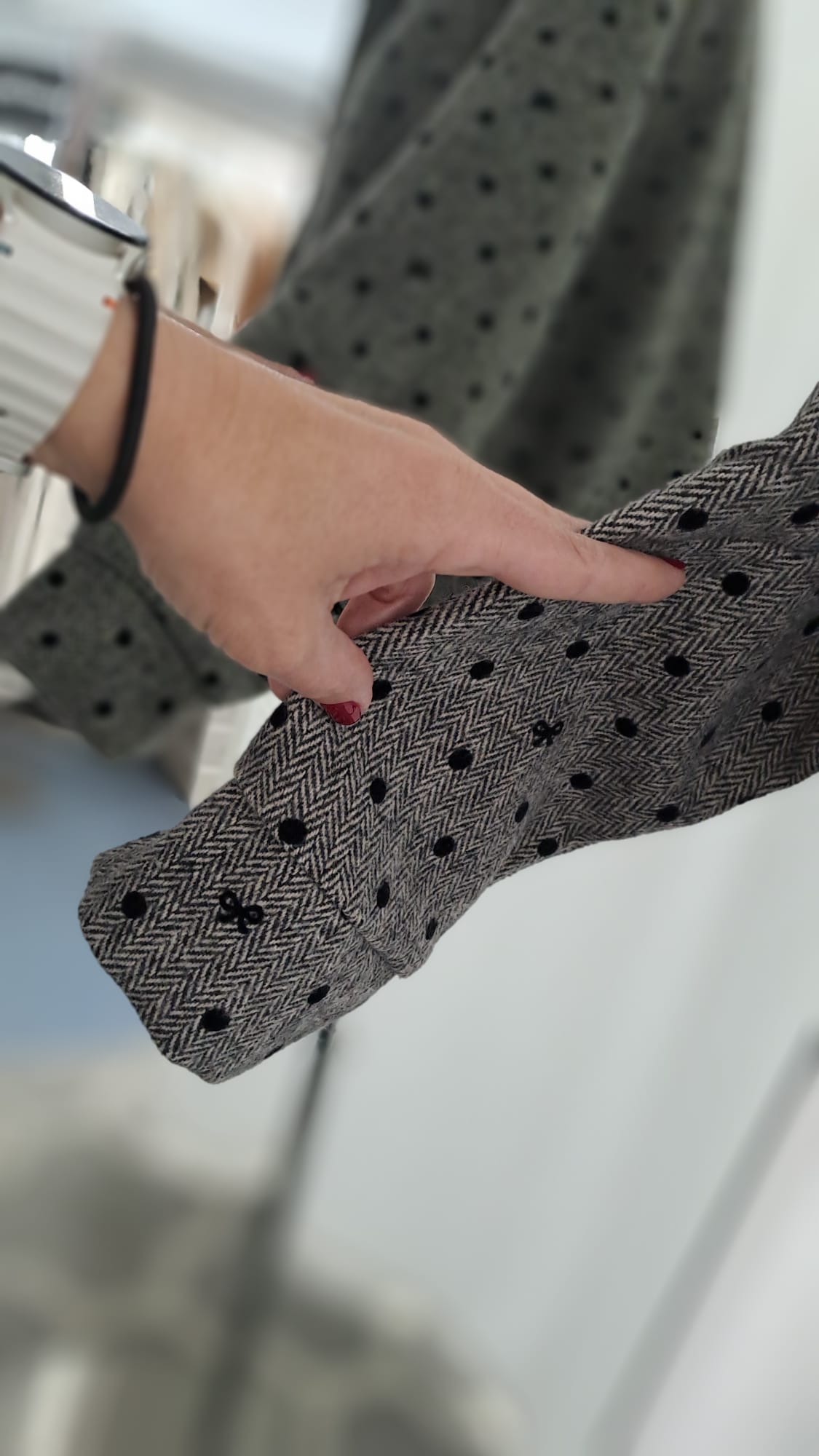 Ballonjacke Grau-Schwarz Fischgrät & Punkte – Liping Moda 6859-Detailansicht Arm