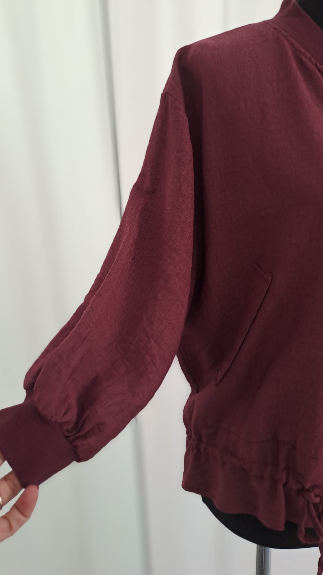 Leichte Jacke in Beere - Charme Mode 6782 - Detailansicht Arm