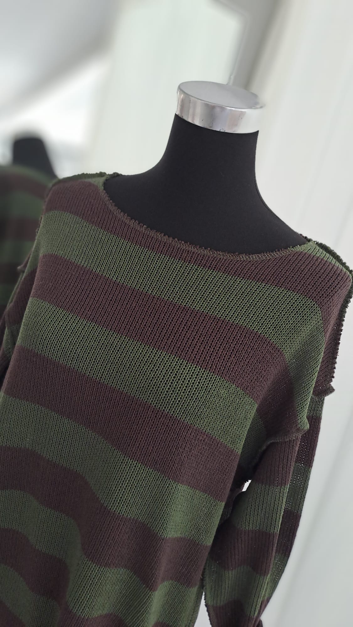 Strickpulli Khaki Mocca gestreift - weich & lässig - Charme Mode 6828 - Detailansicht Ausschnitt