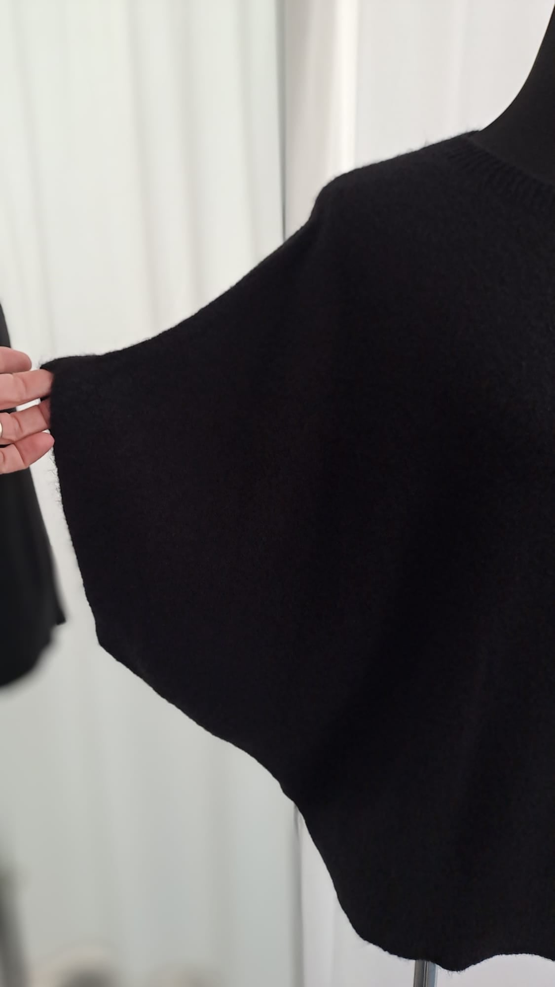Kurzarm-Pullover 6896 Schwarz Poncho-Style - Fledermausschnitt Ansicht