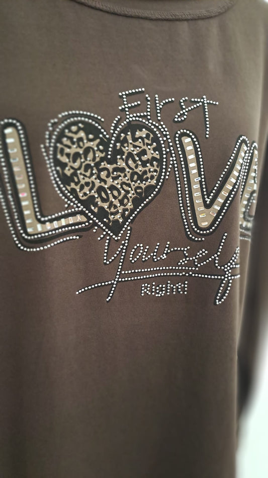 Langarmshirt „Love“ Mocca | Charme Mode 6797 - Detailansicht Schriftzug