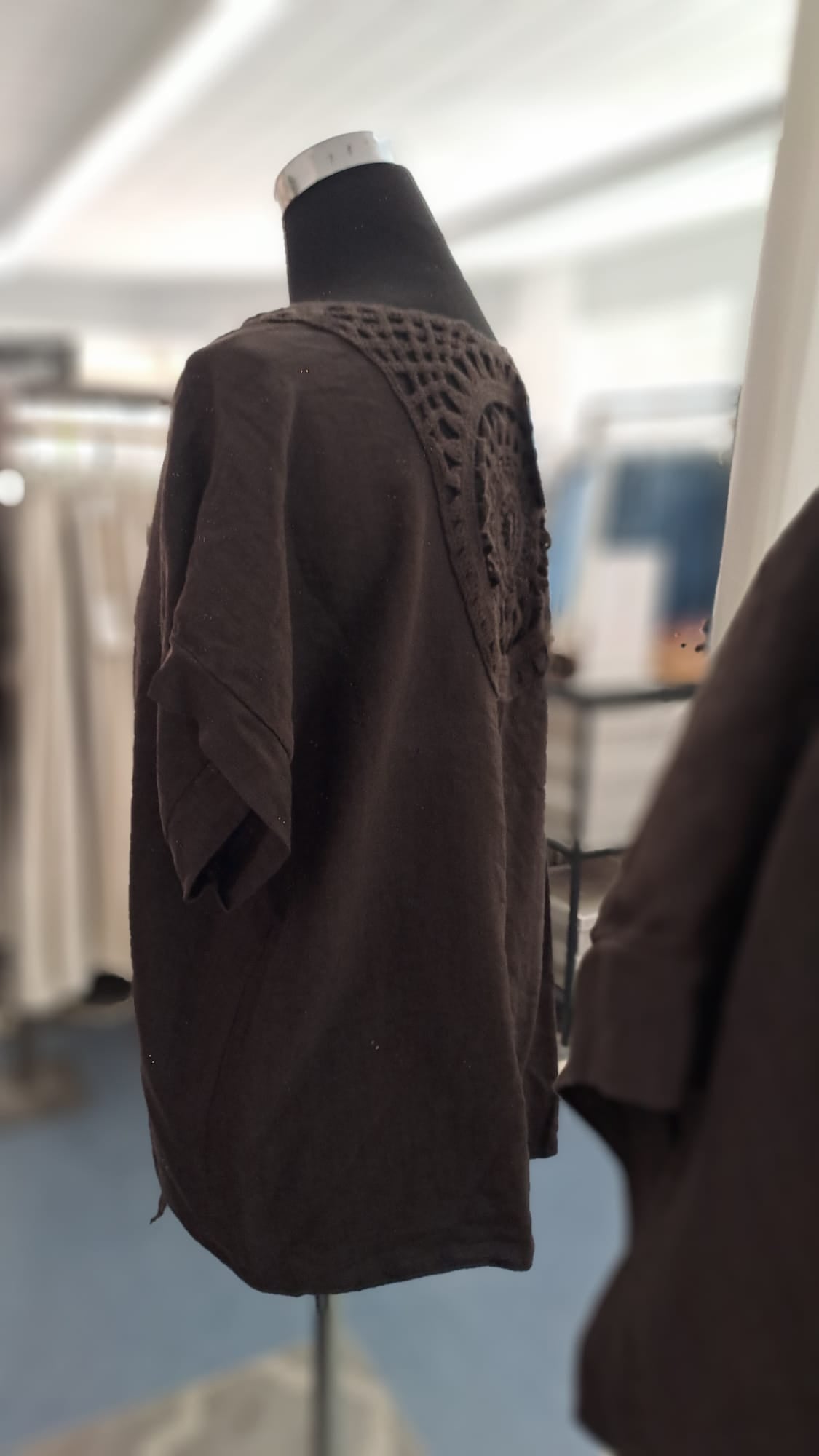 Shirt Mocca mit Knoten & V-Ausschnitt | Liping Moda 6838 - Detailansicht Arm
