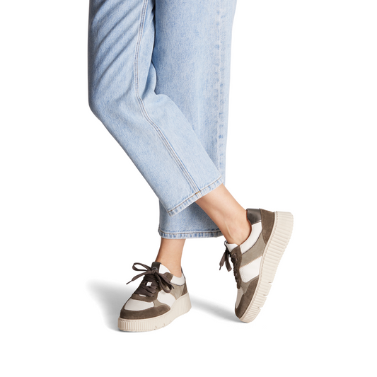 Tamaris Sneaker 23771 Olive/Beige | Leder mit Touch-it Fußbett - Detailansicht am Fuß