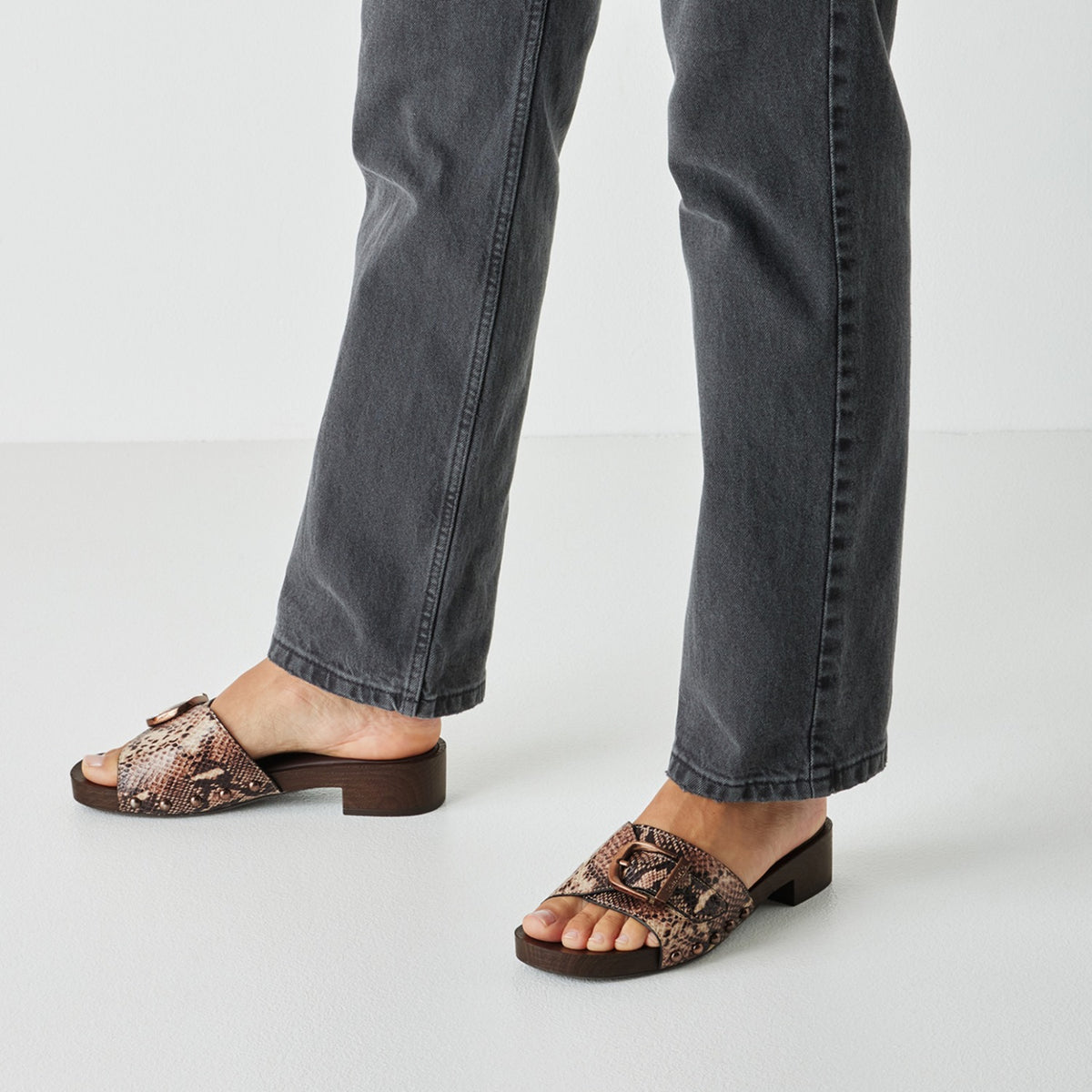 Tamaris Pantolette Braun Snake | Touch-it Fußbett | SHOECORNER - Detailansicht am Fuß