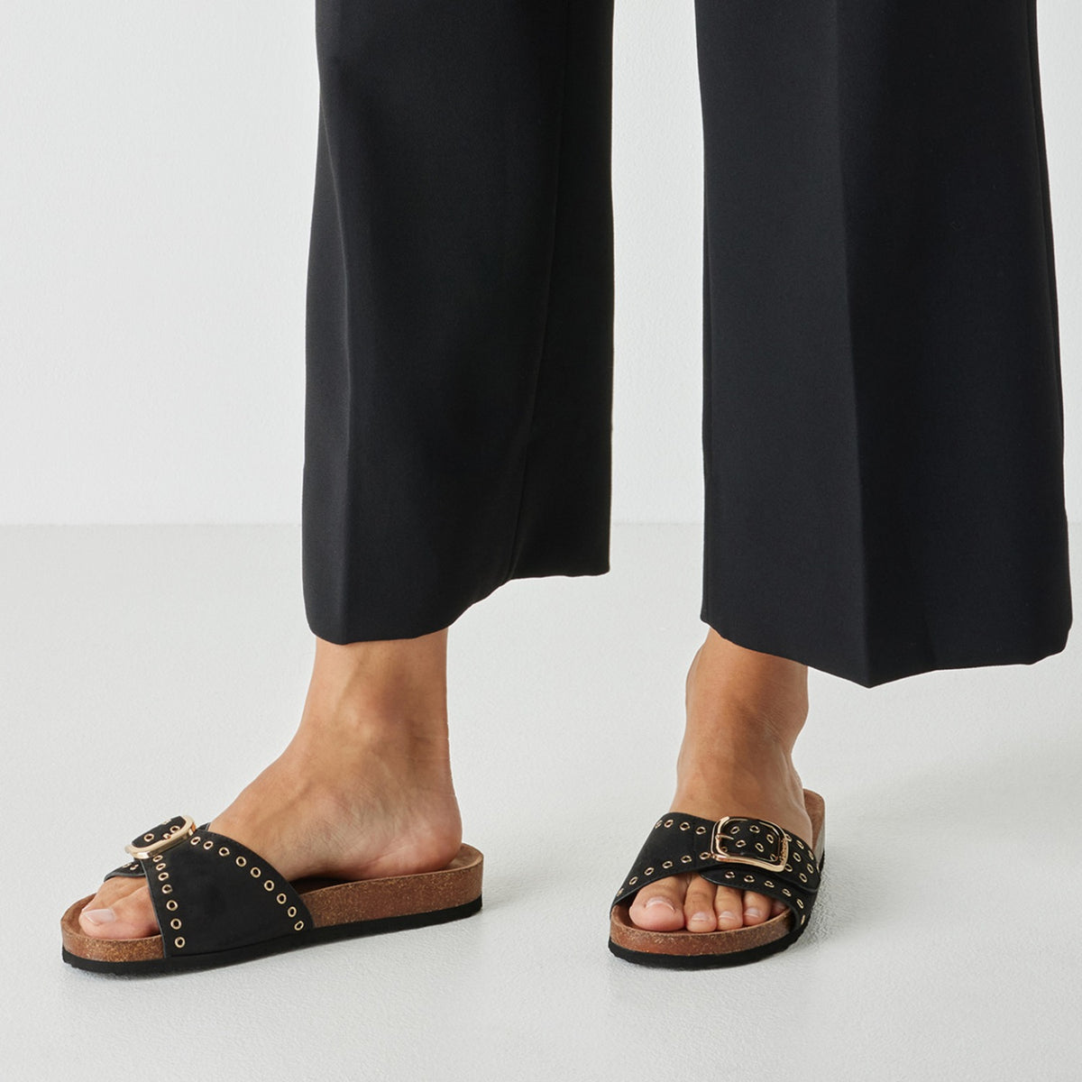 Tamaris Pantolette 27418 Schwarz – Vegan & Bequem - Detailansicht Fuß