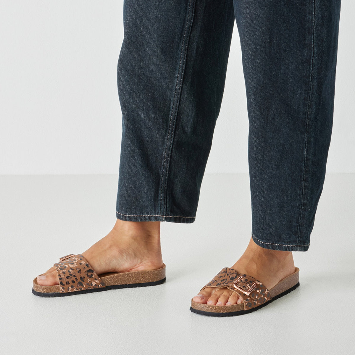 Tamaris Pantolette Cognac Leopard 27520 | Bequeme Pantolette - Detailansicht Fuß