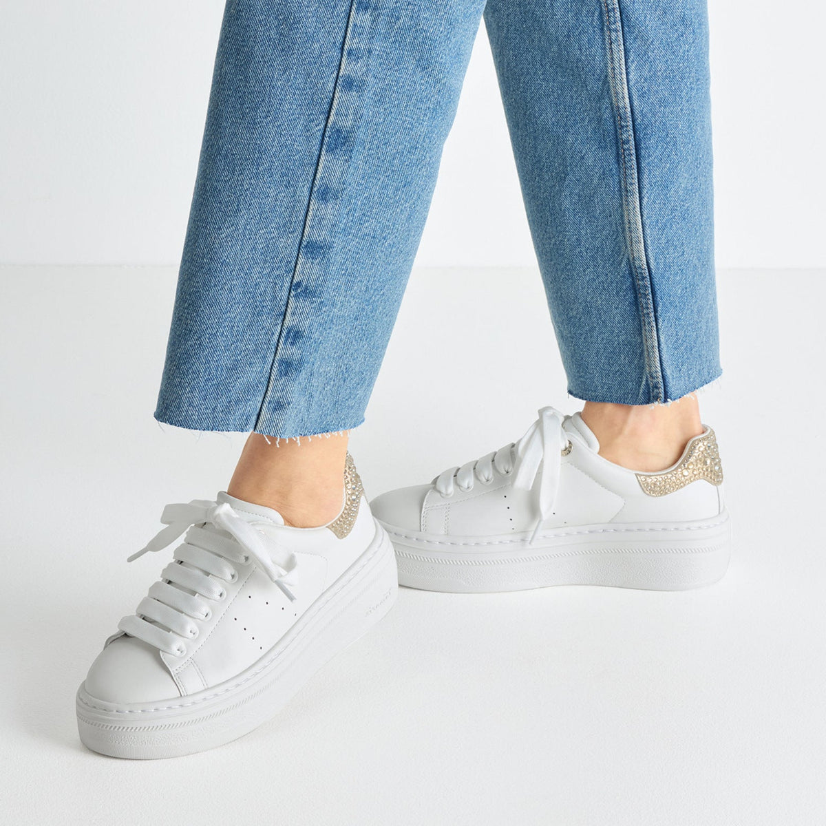 Tamaris Sneaker 23755 Weiß | Leder mit Wechselfußbett - Detailansicht Fuß