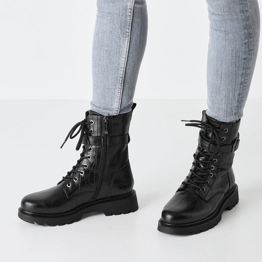 Tamaris Stiefelette 25228 Black Croco – Vegan & Stylish mit Fußbett - Detailansicht Fuß