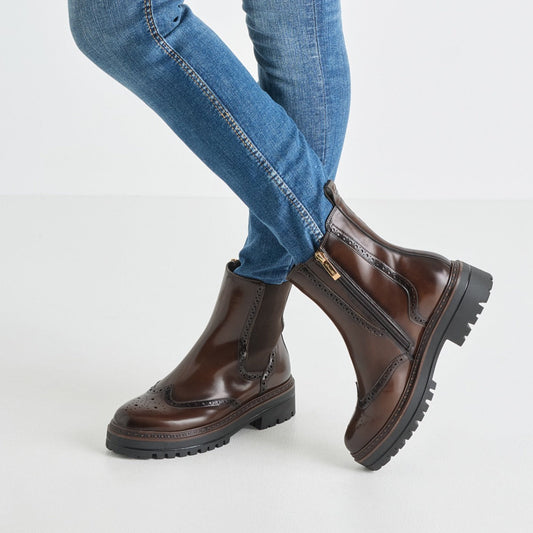 Tamaris Stiefelette 25463 Braun mit Touch-it Fußbett - Detailansicht am Fuß getragen