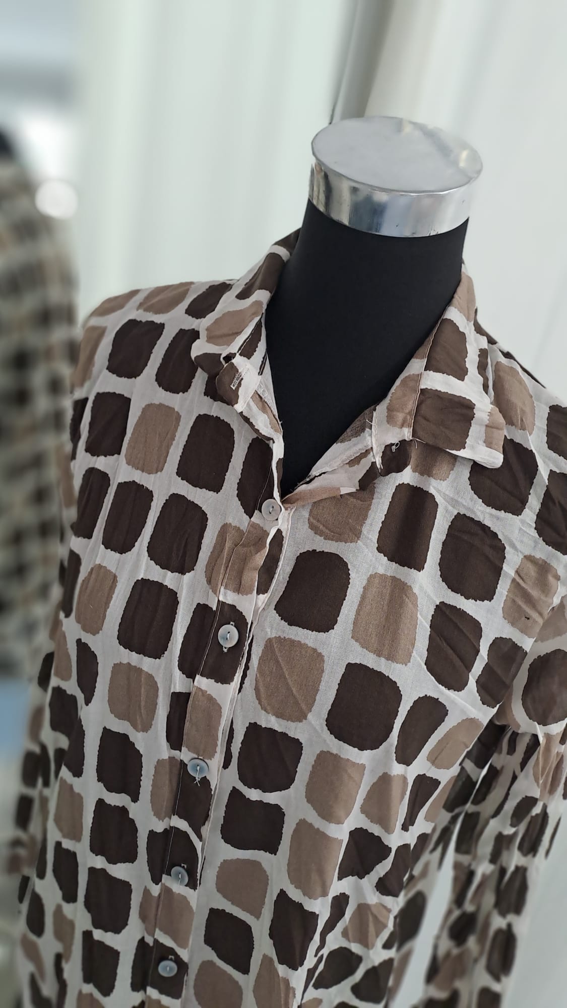 Hemdbluse Mocca/Taupe - Charme Mode 6965 - Detailansicht Kragen