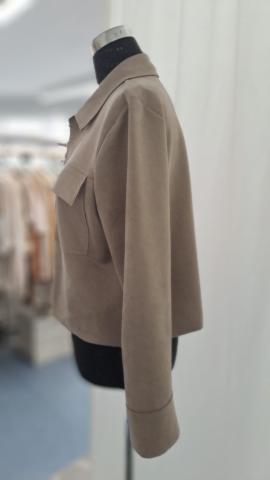 Jacke Taupe Wildlederoptik Cropped - Charme Mode 6984 - Seitenansicht