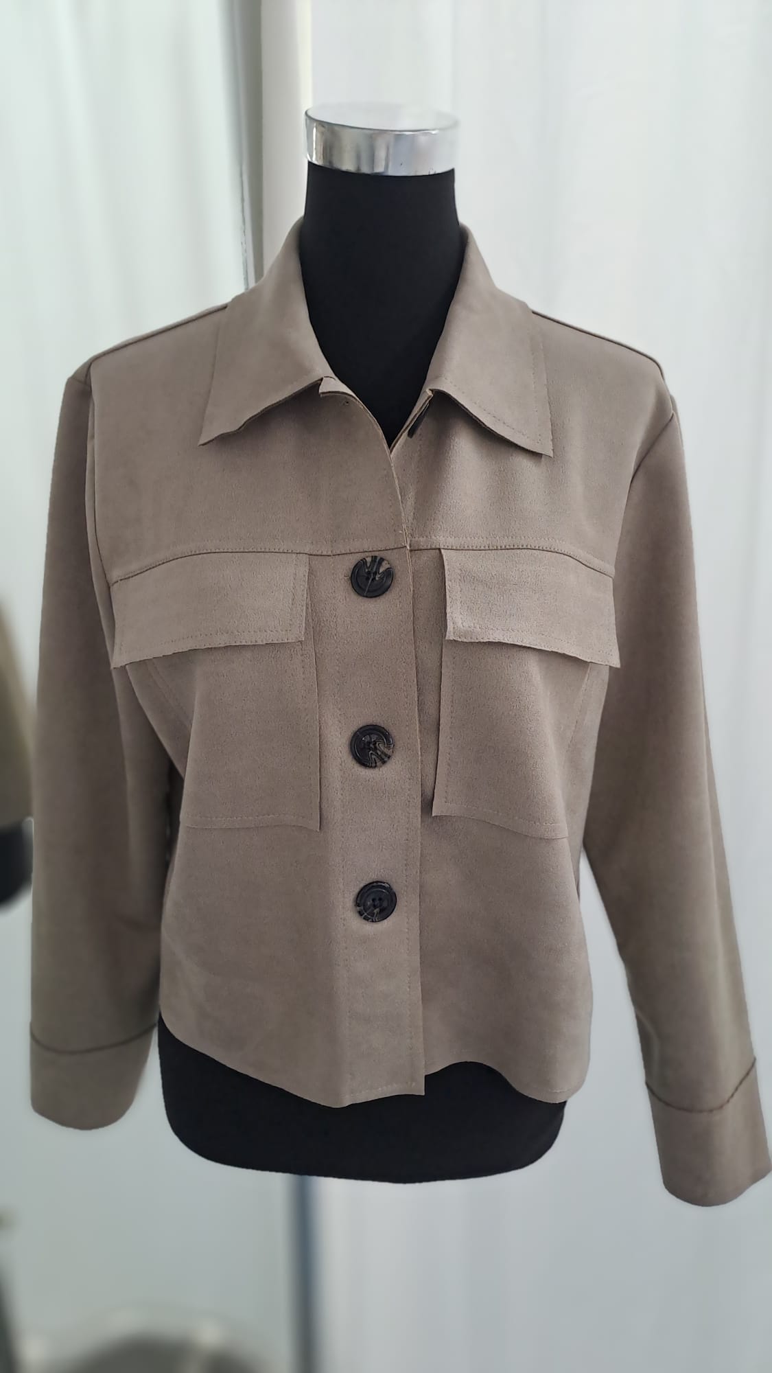 Jacke Taupe Wildlederoptik Cropped - Charme Mode 6984 - Vorderansicht geknöpft