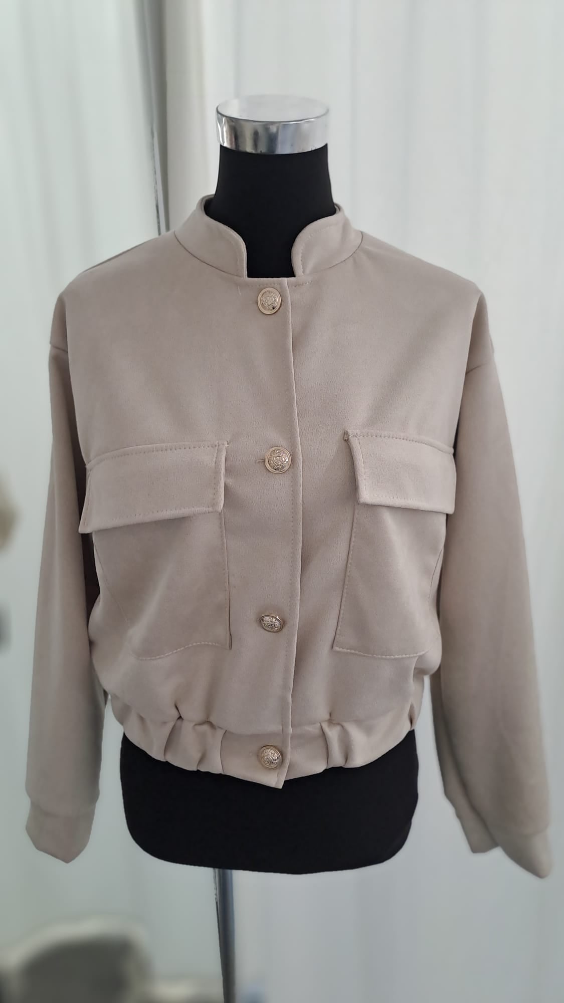 Jacke Hellbeige in Wildlederoptik - SHOECORNER - Vorderansicht geknöpft