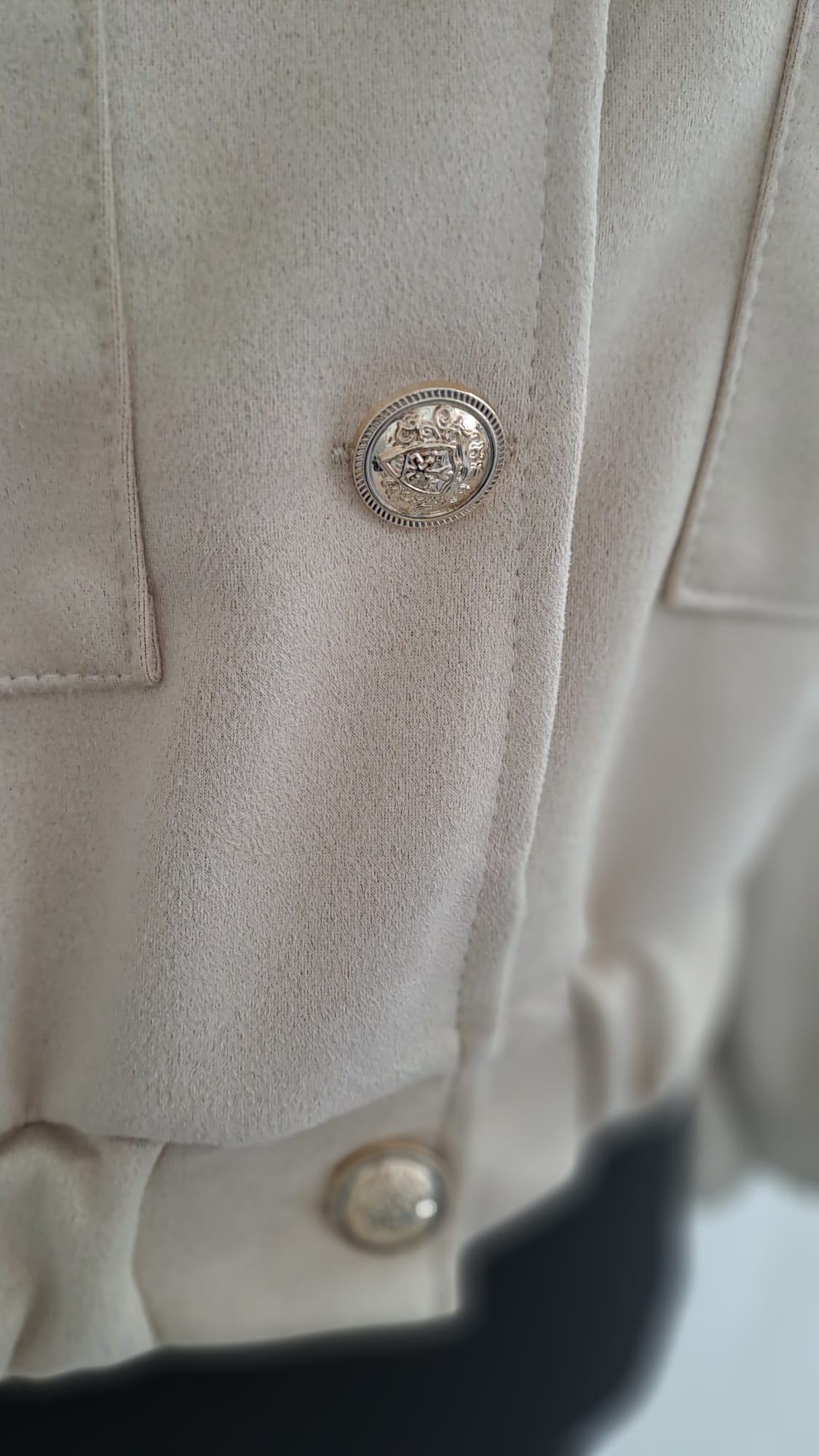 Jacke Hellbeige in Wildlederoptik - SHOECORNER- Detailansicht Knöpfe