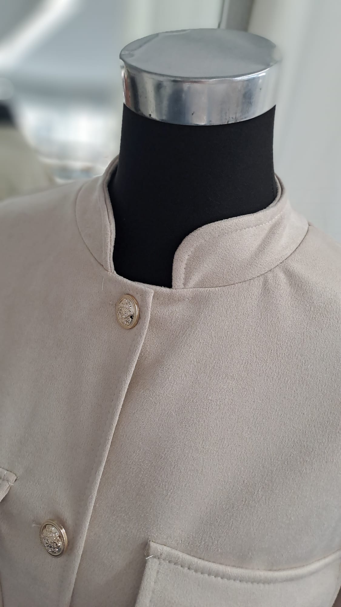 Jacke Hellbeige in Wildlederoptik - SHOECORNER - Detailansicht Kragen