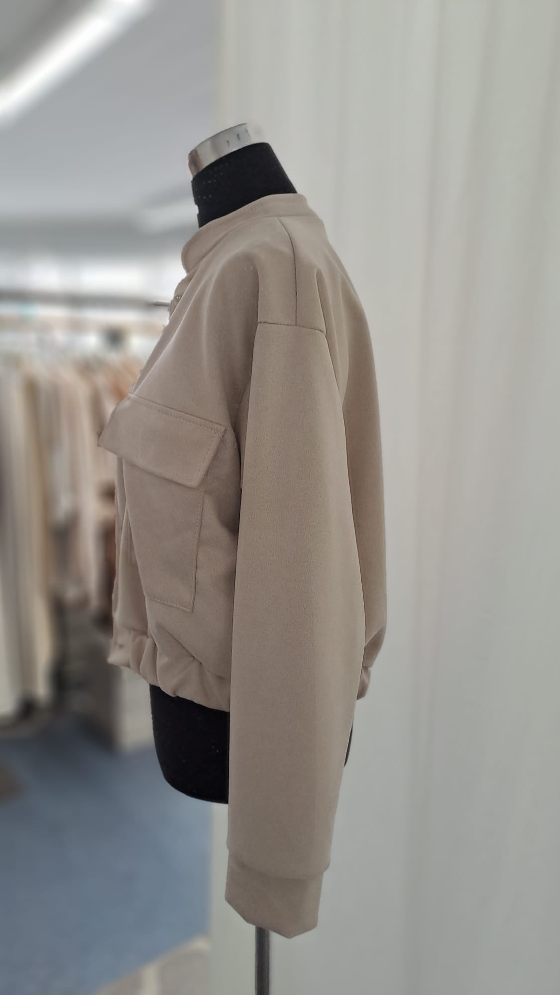 Jacke Hellbeige in Wildlederoptik - SHOECORNER - Seitenansicht