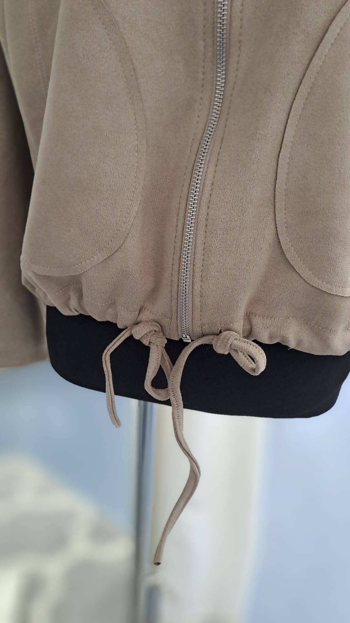 Jacke Taupe in Wildlederoptik - Charme Mode 6980 - Detail Saum