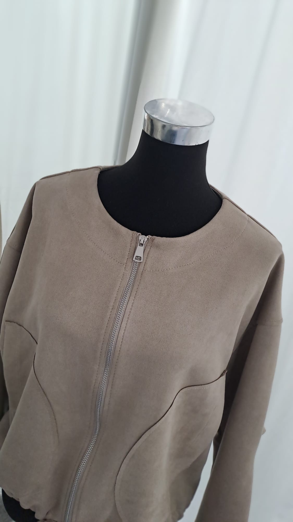 Jacke Taupe in Wildlederoptik - Charme Mode 6980 - Detailansicht Rundhals