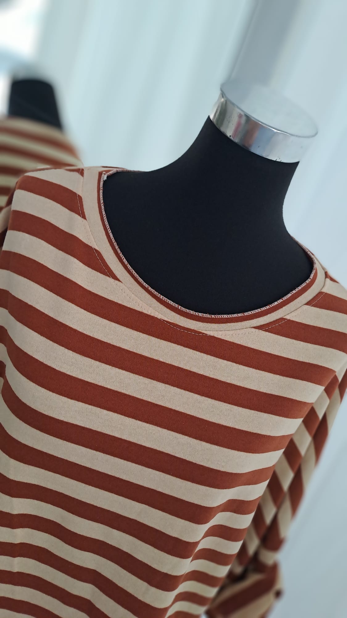 Gestreiftes Langarmshirt Rostbraun Beige | Liping Moda 6850 - Detailansicht Ausschnitt