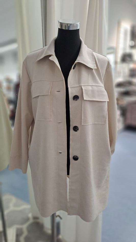 Lange Jacke Hellbeige in Wildlederoptik - Charme Mode 6992 - Vorderansicht