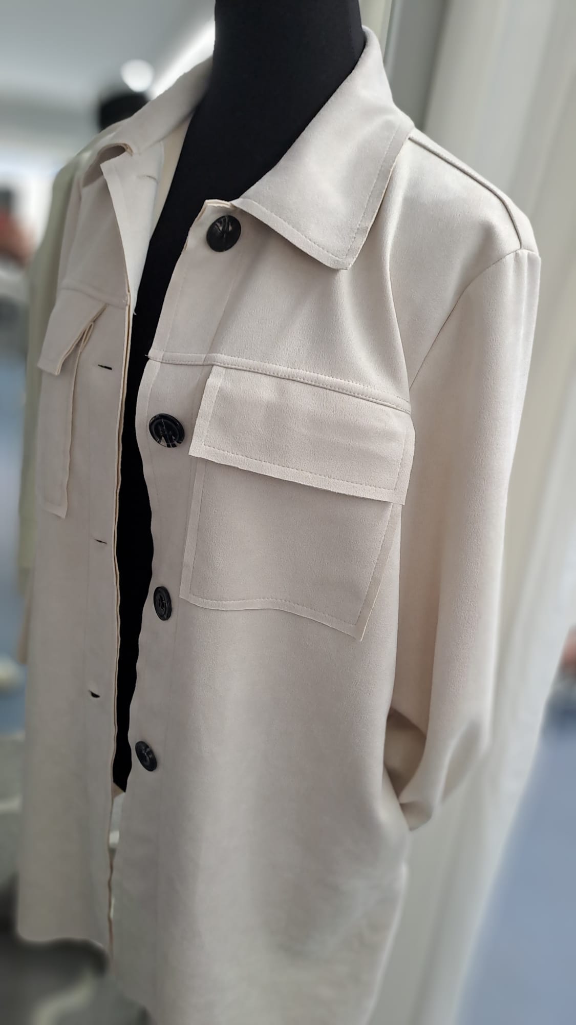 Lange Jacke Hellbeige in Wildlederoptik - Charme Mode 6992 - Detail Brusttasche