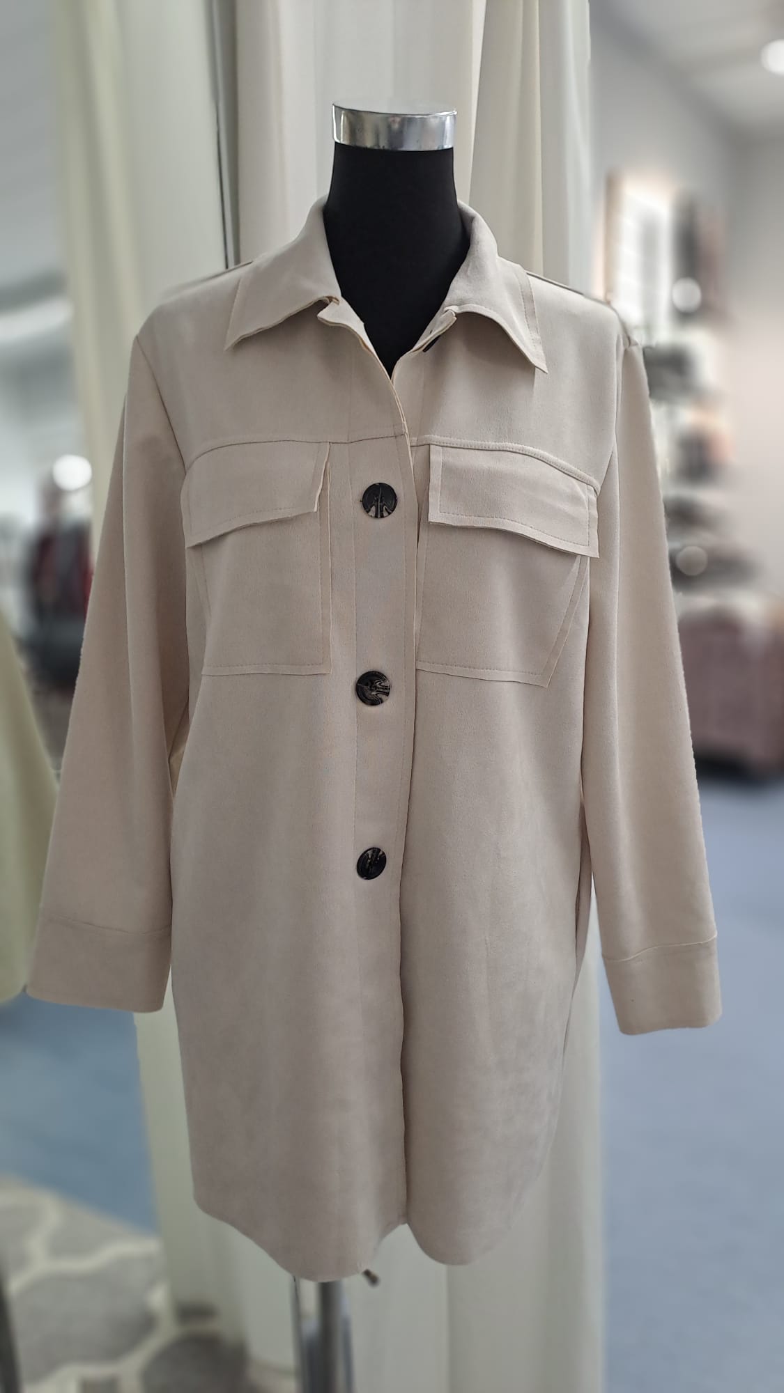 Lange Jacke Hellbeige in Wildlederoptik - Charme Mode 6992 - Vorderansicht geschlossen