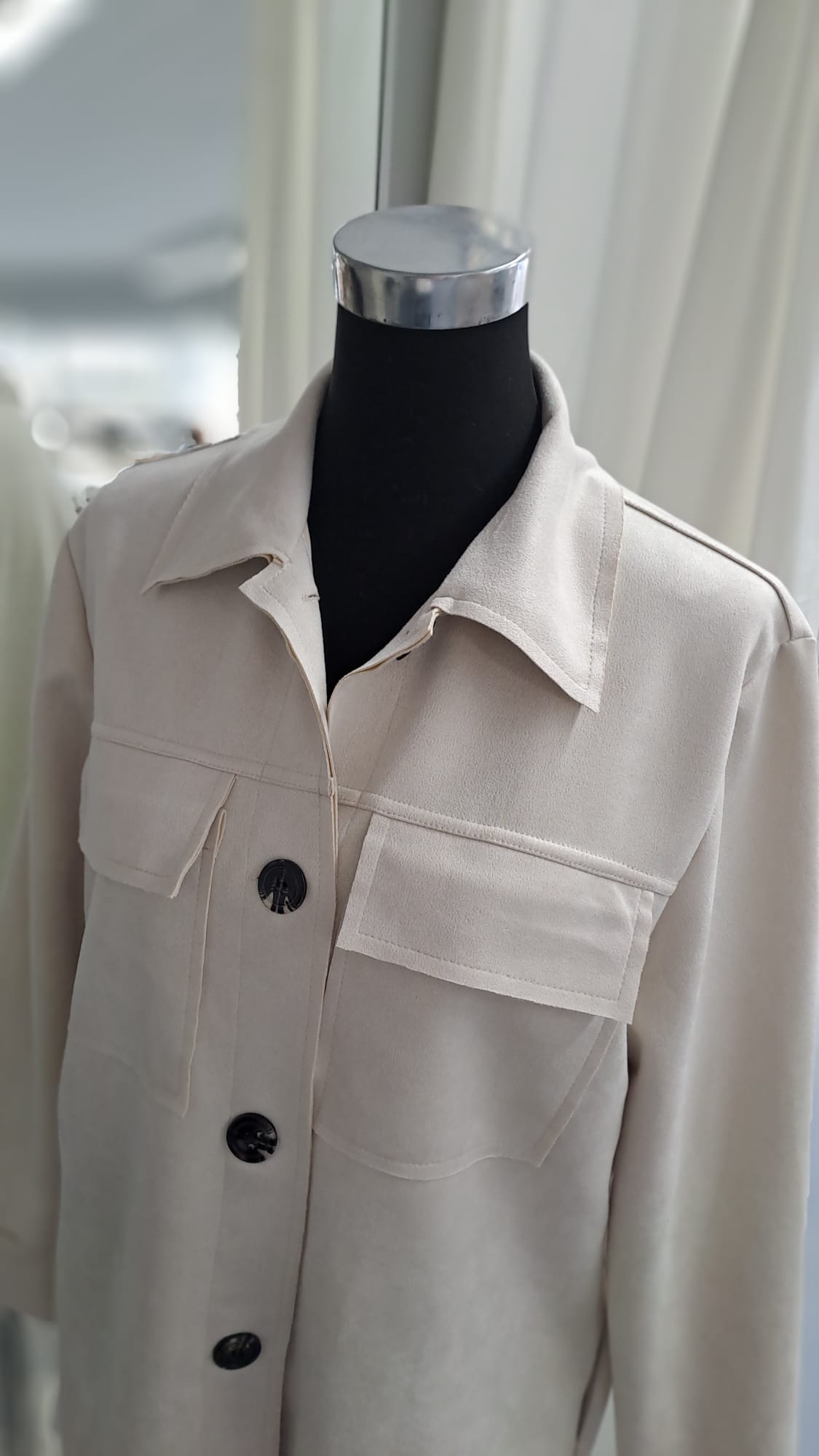 Lange Jacke Hellbeige in Wildlederoptik - Charme Mode 6992 - Detailansicht Kragen