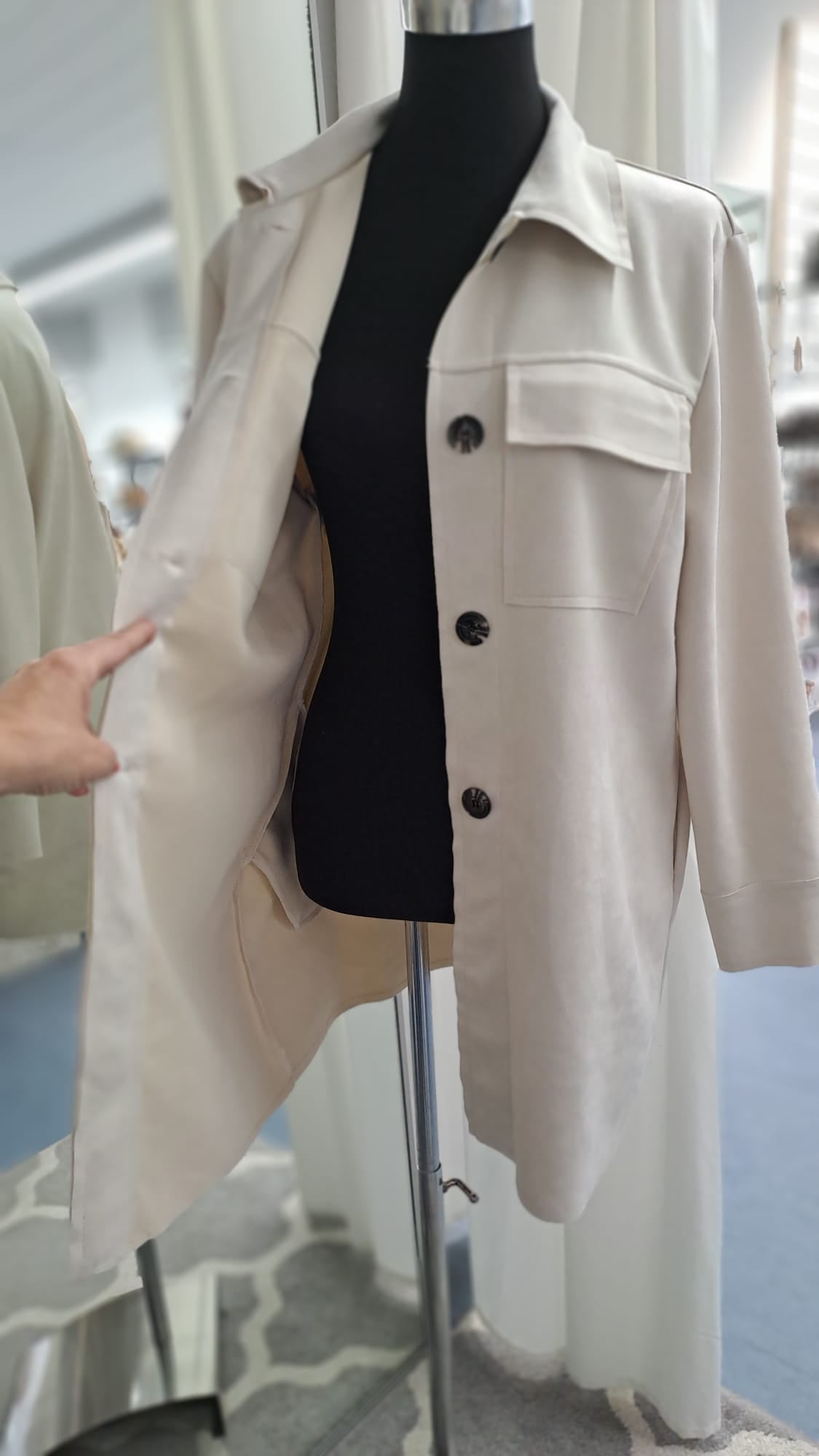 Lange Jacke Hellbeige in Wildlederoptik - Charme Mode 6992 - Detailansicht Futter