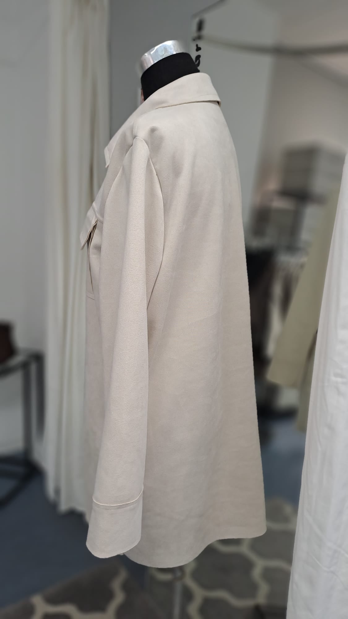 Lange Jacke Hellbeige in Wildlederoptik - Charme Mode 6992 - Seitenansicht