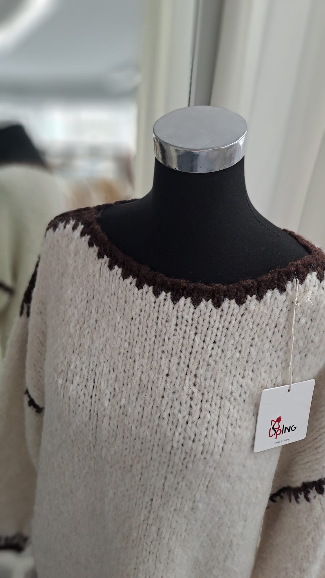 Liping Moda Pullover Beige/Mocca 44755 - Detail U-Boot-Ausschnitt 