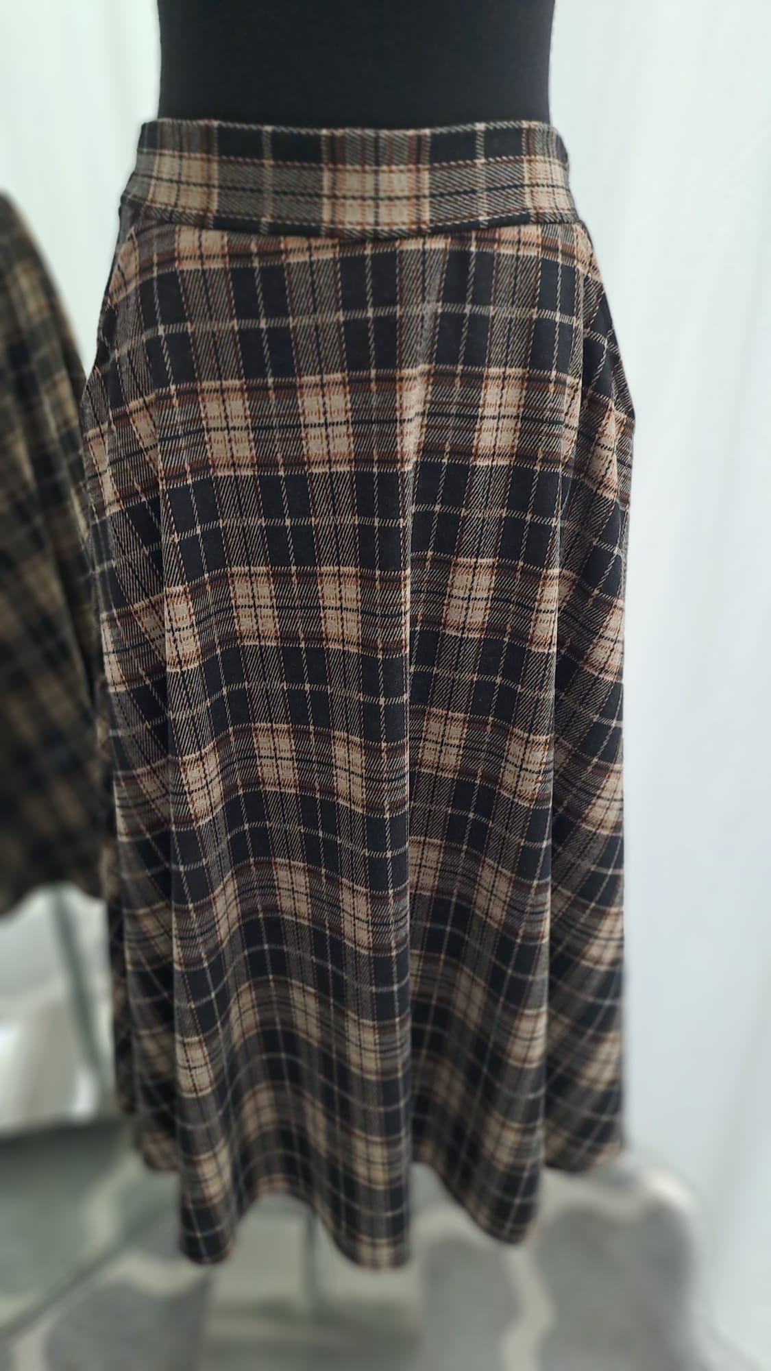 Maxirock Schwarz Taupe Karomuster - A-Linie Maxi - Liping Moda 6854 - Vorderansicht
