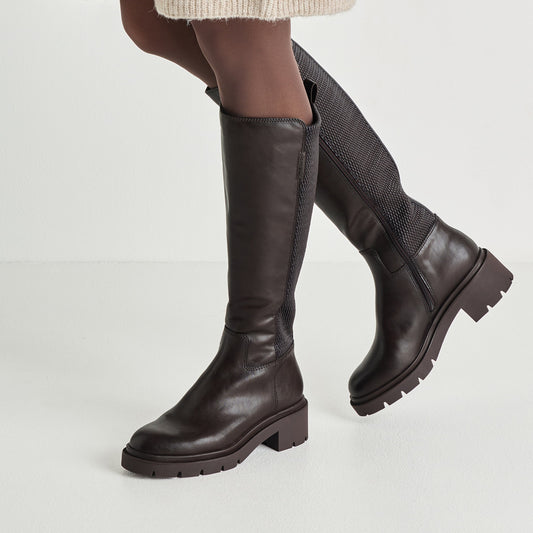 Tamaris Stiefel 25610 Mocca - Vegan mit Touch-it Fußbett - Ansicht am Fuß getragen