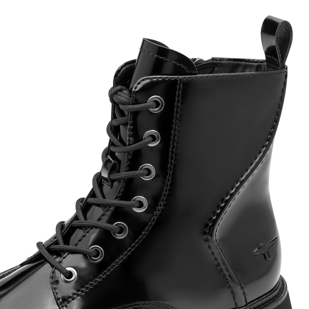 Tamaris Stiefelette 25240 Schwarz - Vegan mit Touch-it Fußbett - Detail der Schuhoberfläche und Schnürung