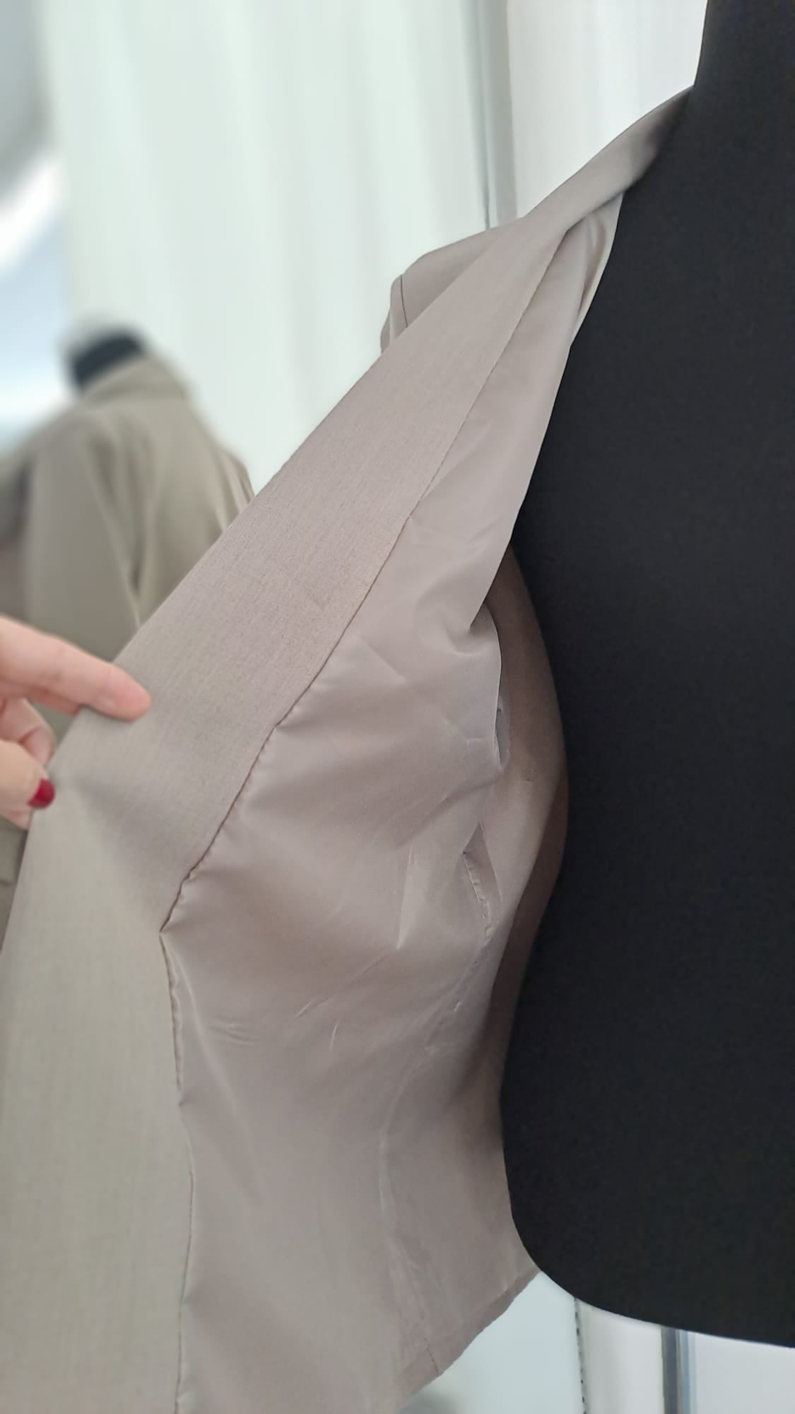 Longblazer Taupe - Offener Schalkragen - SM Youngfashion 6881 - Detailansicht Futter