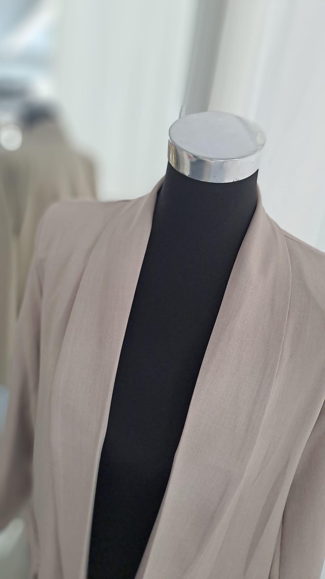 Longblazer Taupe - Offener Schalkragen - SM Youngfashion 6881 - Detailansicht Kragen