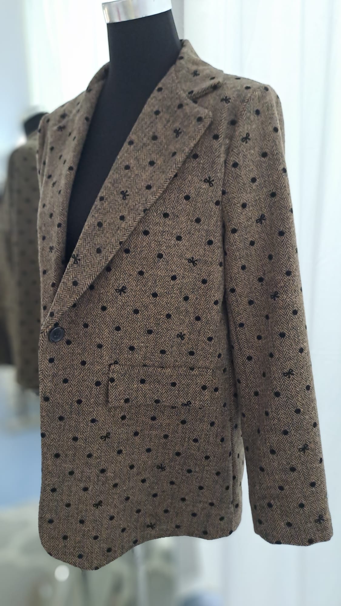 Longblazer Braun-Schwarz Fischgrät & Punkte – Liping Moda 6856-Detailansicht Muster