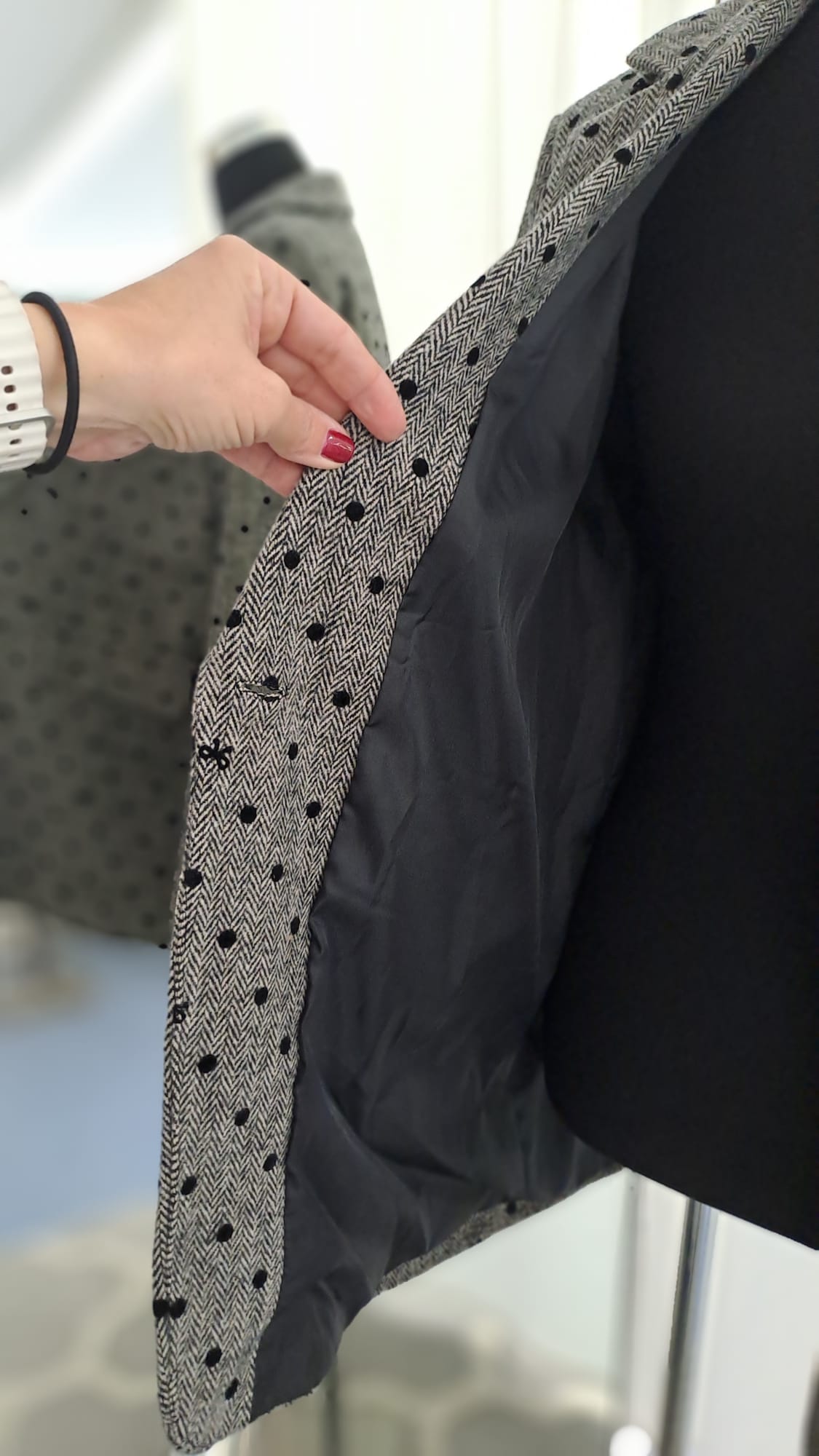 Longblazer Grau-Schwarz Fischgrät & Punkte – Liping Moda 6857-Detailansicht Futter