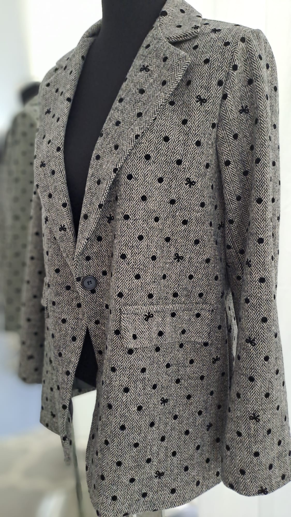 Longblazer Grau-Schwarz Fischgrät & Punkte – Liping Moda 6857-Detailansicht Fischgrätmuster
