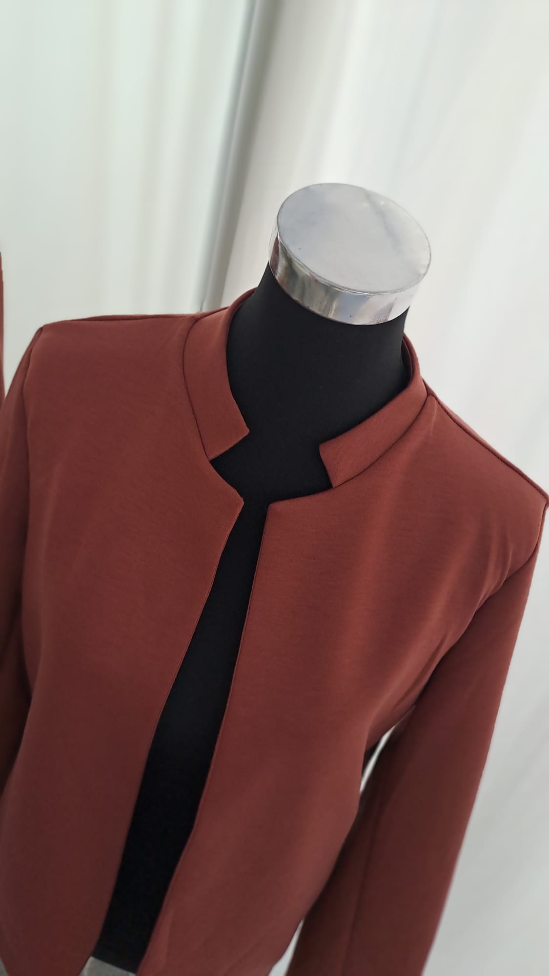 Sweatblazer Rost | Kragenloses Design | SM Youngfashion 6872 - Detailansicht Kragen