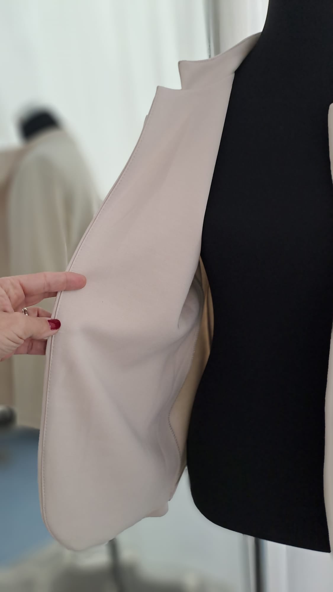 Sweatblazer Hellbeige - Kragenloses Design | SM Youngfashion 6873 - Detailansicht Futter