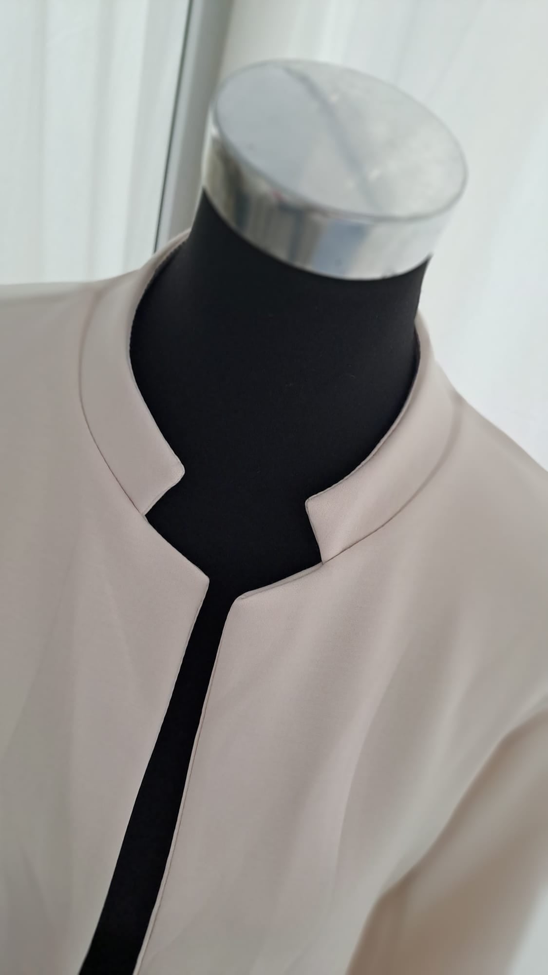 Sweatblazer Hellbeige - Kragenloses Design | SM Youngfashion 6873 - Detailansicht Kragen