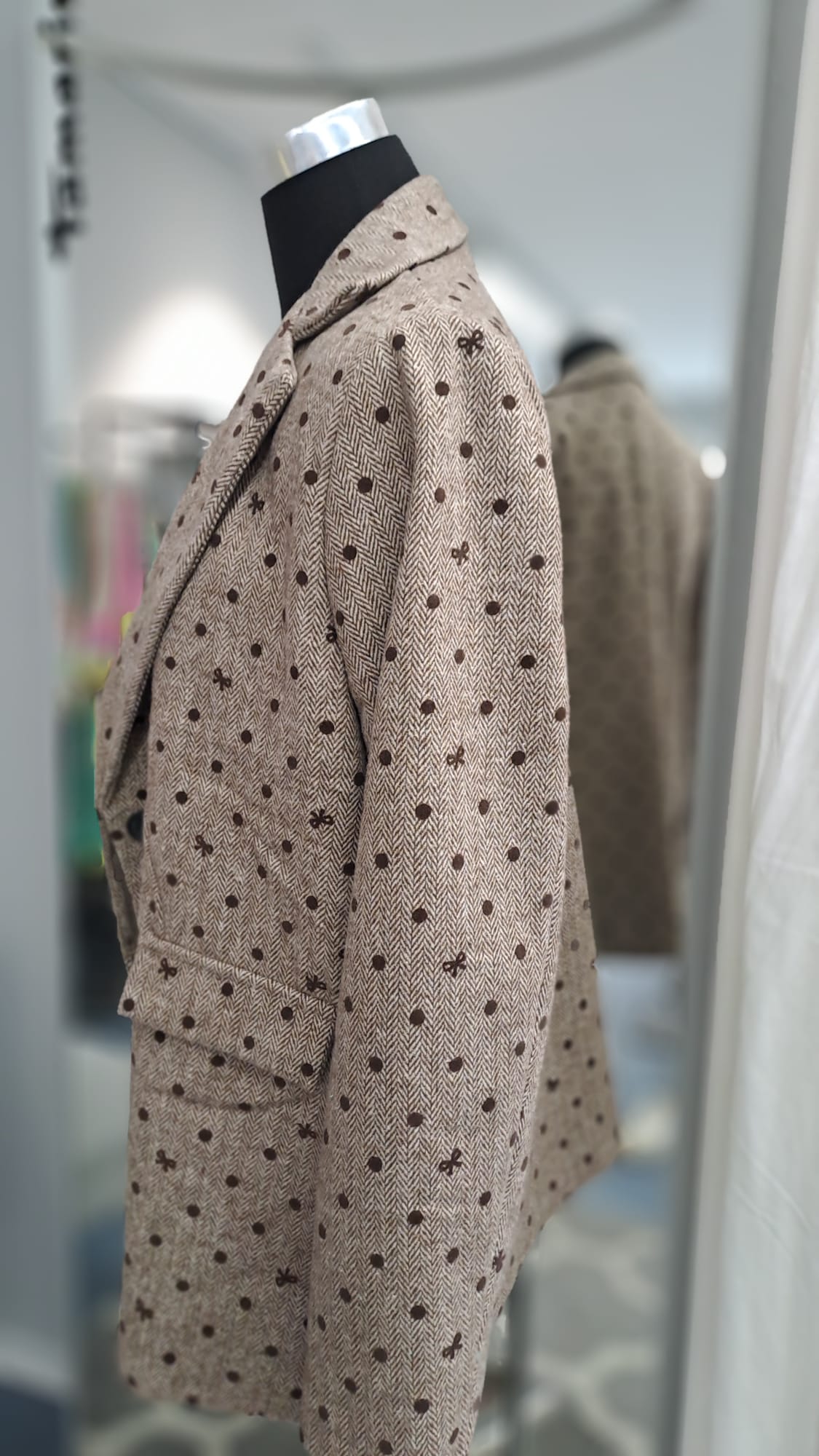 Longblazer Beige-Braun Fischgrät & Punkte – Liping Moda 6858-Frontansicht