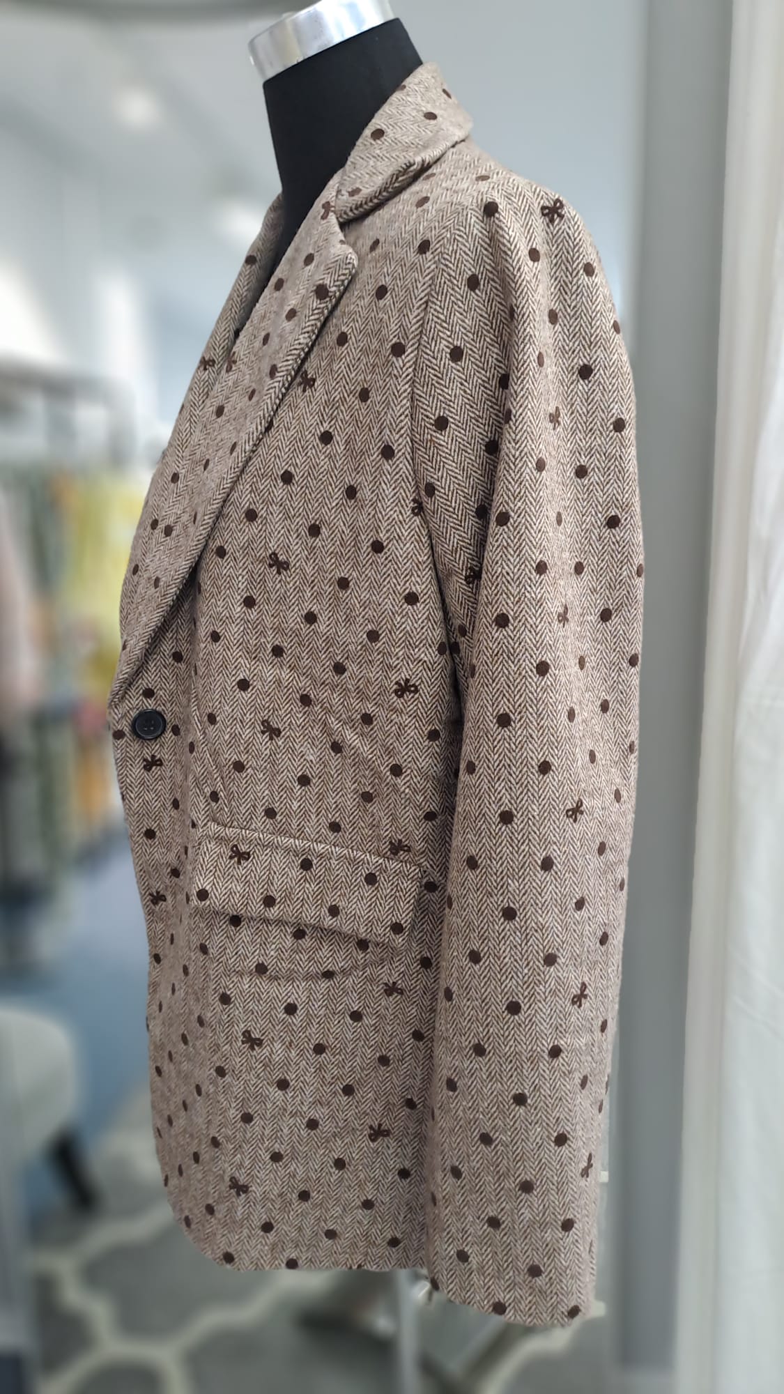 Longblazer Beige-Braun Fischgrät & Punkte – Liping Moda 6858-Frontansicht Arm