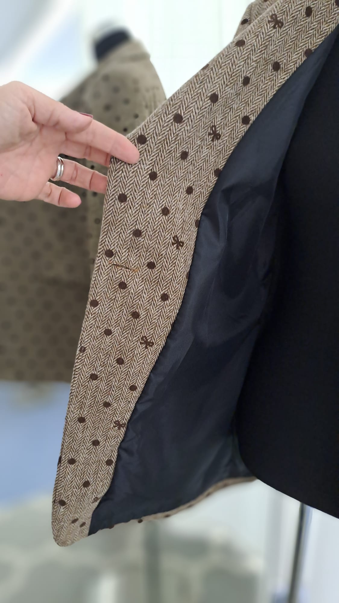 Longblazer Beige-Braun Fischgrät & Punkte – Liping Moda 6858-Detailansicht Futter