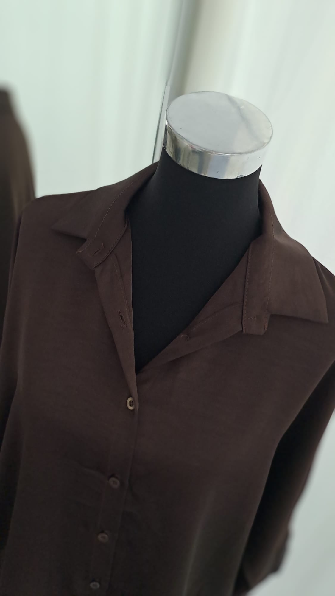 Satinbluse Mocca | Reverskragen & Knopfleiste | SM Youngfashion 6903 - Detailansicht Kragen
