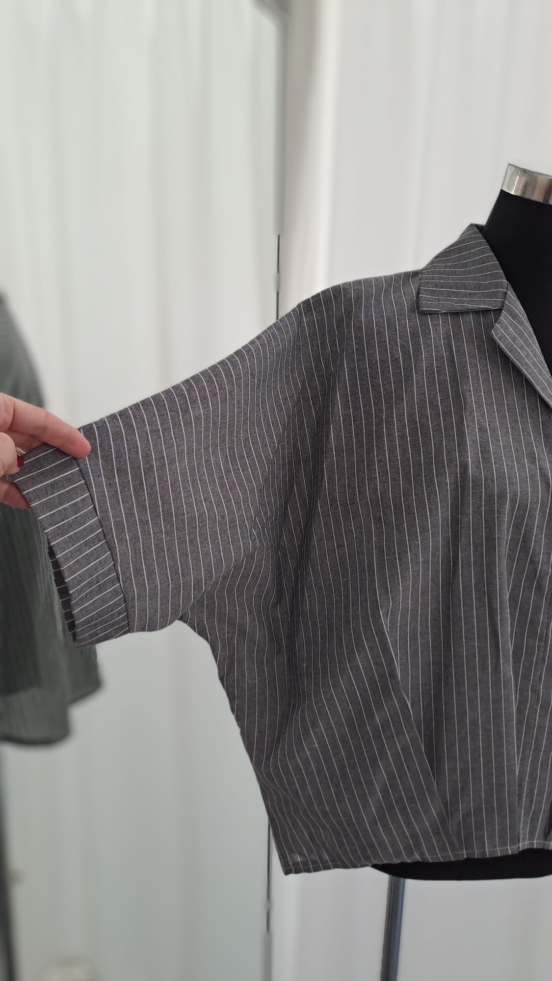 Schlupfbluse Grau Nadelstreifen - Leinen Baumwolle - Liping Moda 6103 - Detailansicht Schulter