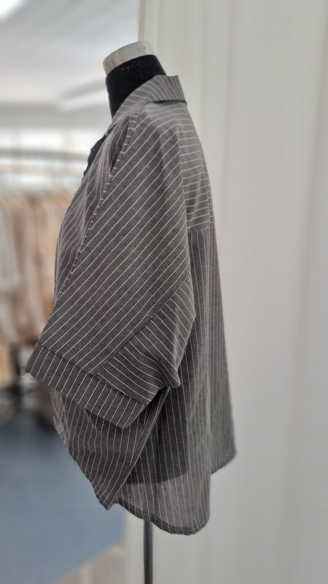 Schlupfbluse Grau Nadelstreifen - Leinen Baumwolle - Liping Moda 6103 - Seitenansicht